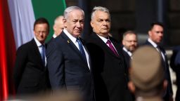 Israeli Prime Minister Benjamin Netanyahu and Hungarian Prime Minister Viktor Orban observe an honour guard during a welcoming ceremony at the Lion's Courtyard in Budapest, Hungary, April 3, 2025. REUTERS/Bernadett Szabo